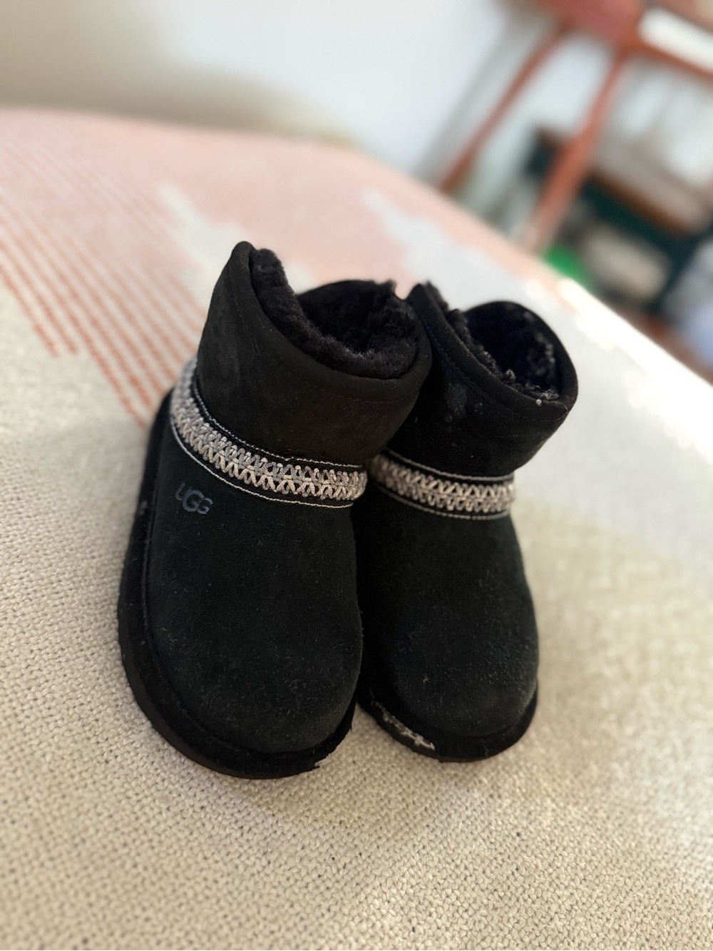 UGGS Black Suede Shearling Toddler UGGS US 9
